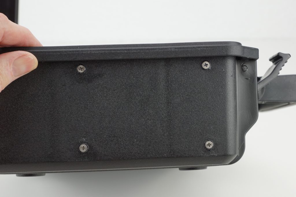 Mounting screws for the battery management system