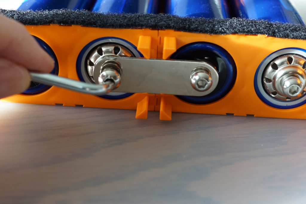 Metal connections between battery cells